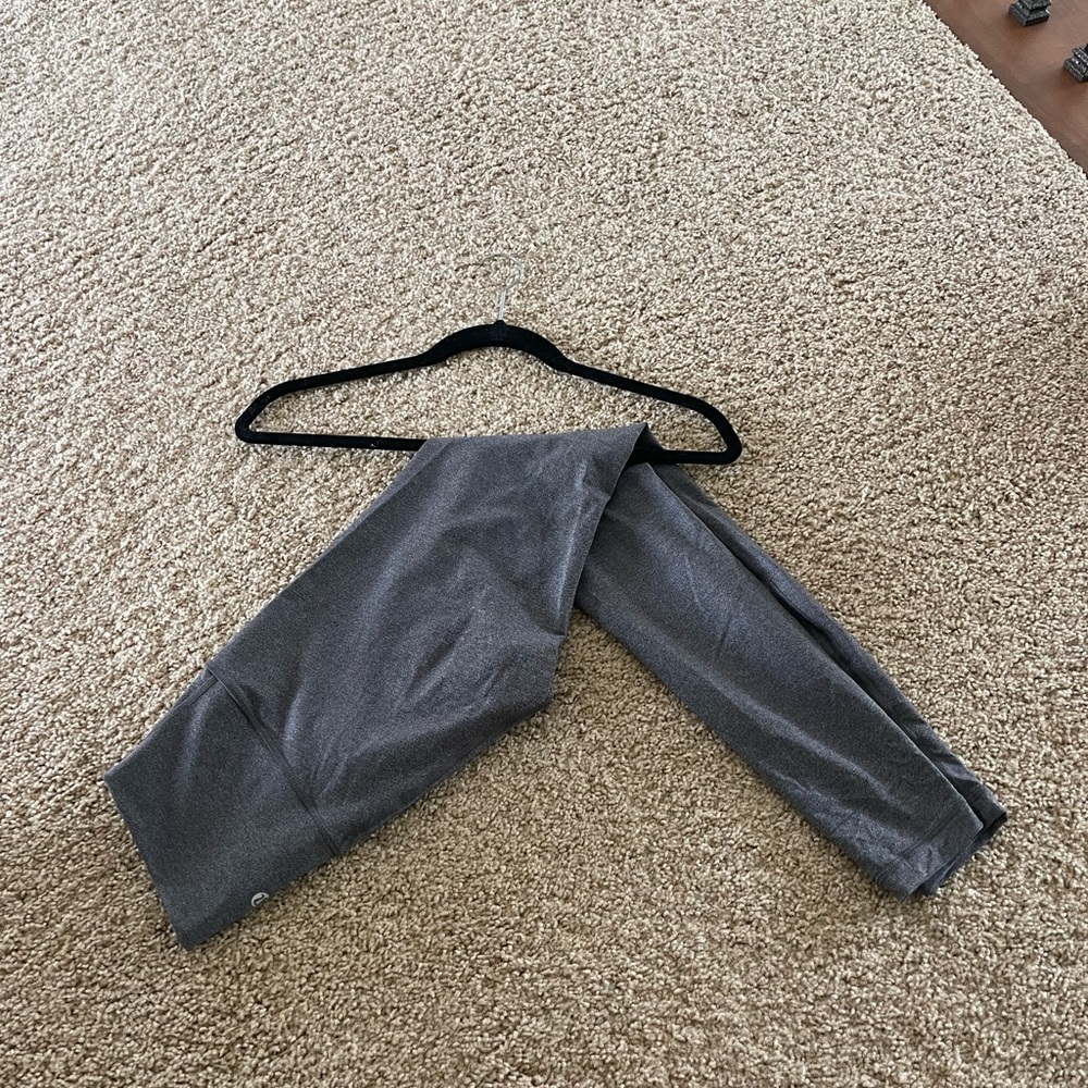 Lululemon wunder under leggings. Heather grey. Size 6. 28 in inseam.
